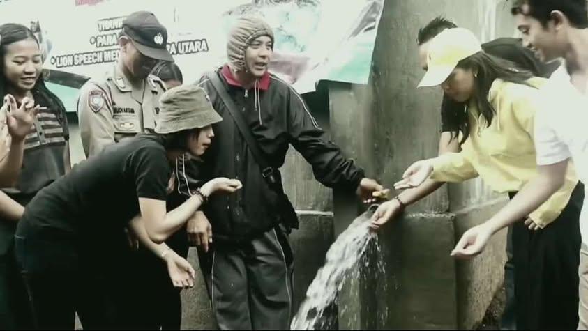 Potret air segar memancar dari bak penampungan air | Dokumentasi foto oleh Reza