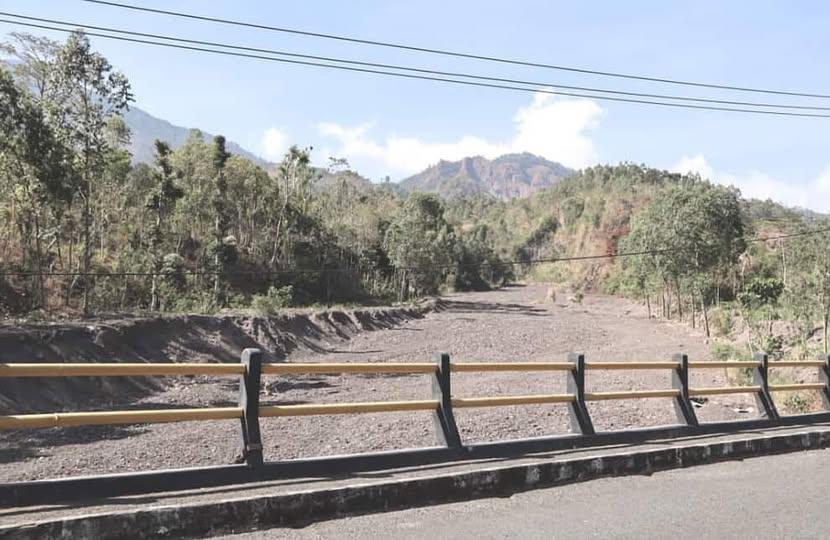 Potret jalanan di Desa Ban | Dokumentasi foto oleh Reza