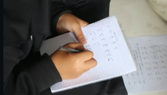 Praktik menulis Aksara Incung | Foto: Instagram/@sekolah.incung