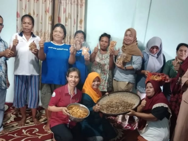 Pelatihan pembuatan kerupuk kepiting di DSA Golosepang | Foto: Instagram/@dsamanggaraibarat