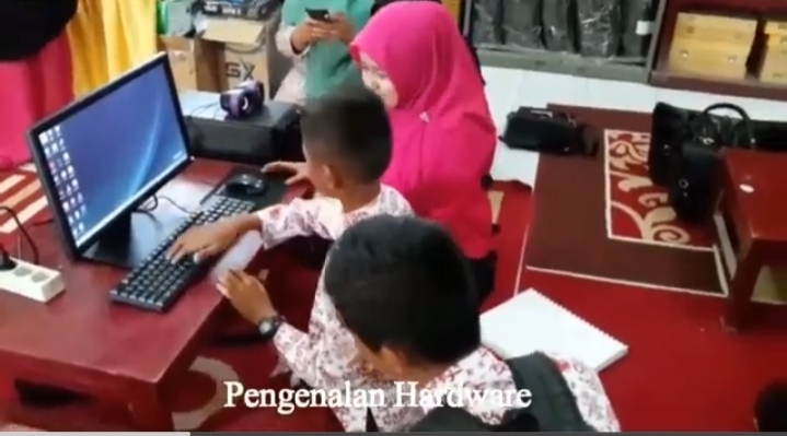 Pengenalan hardware program KOMBIRA | Foto: Youtube/Syifa Urrachmah