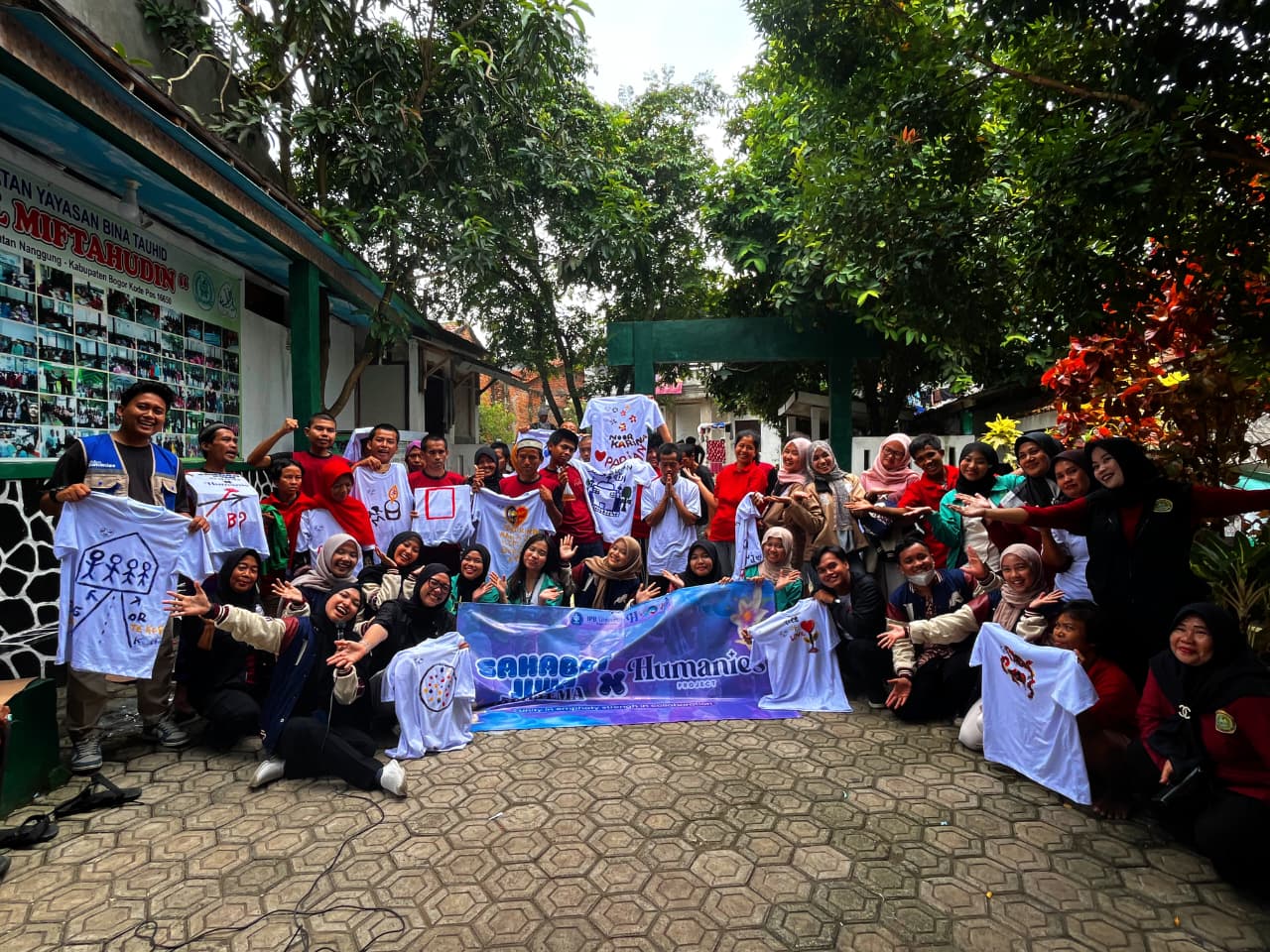 Seluruh peserta, fasilitator, dan panitia Sahabat Jiwa berfoto bersama dengan ekspresi bahagia setelah rangkaian kegiatan selesai.