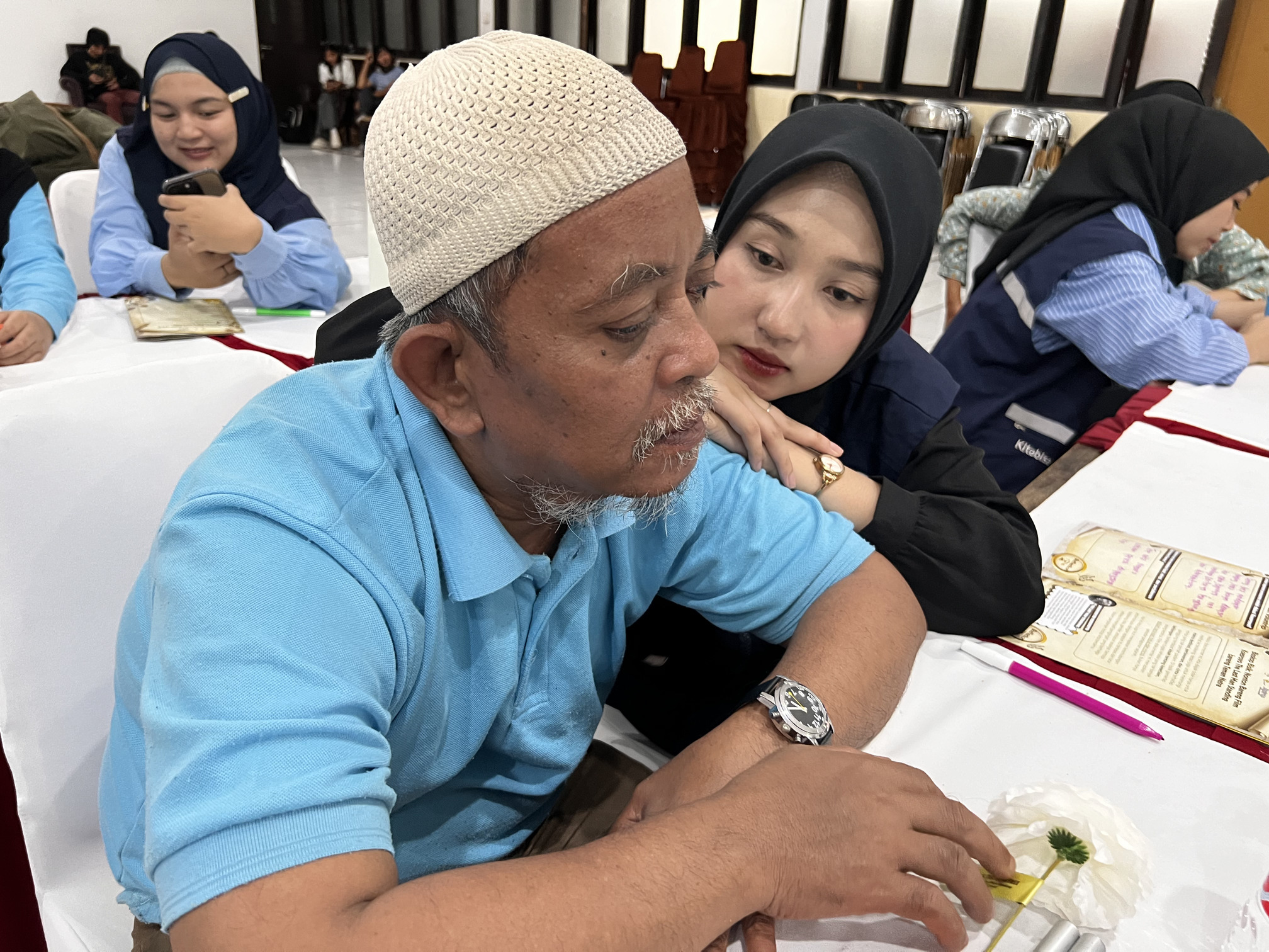 Teman Netra menuliskan surat untuk Koesroyo (©Yayasan BuahTangan)