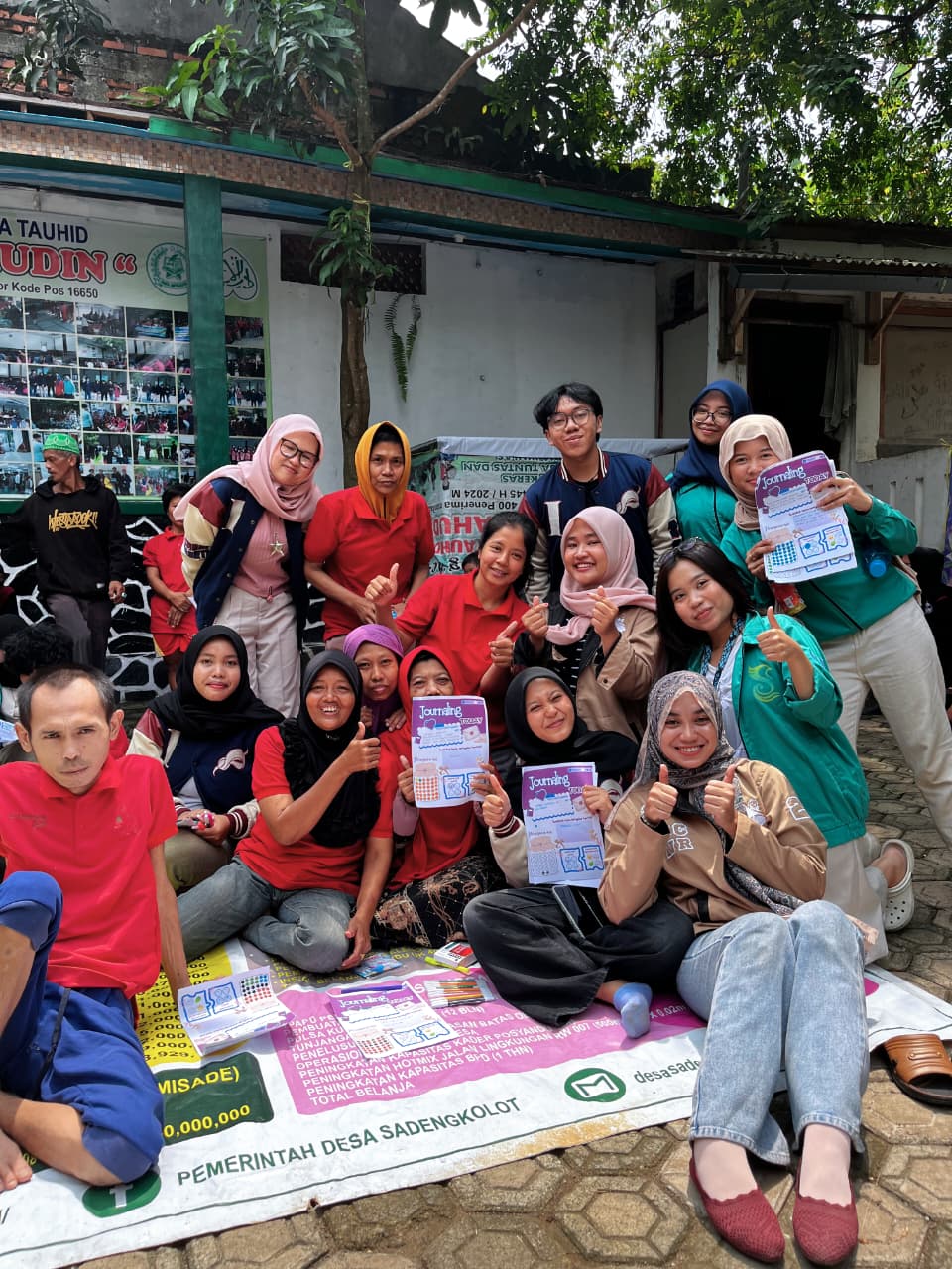 Peserta kegiatan Sahabat Jiwa setelah menulis di lembar journaling dengan pendampingan fasilitator, menggambarkan ekspresi diri melalui tulisan dalam sesi Journaling Emosi.
