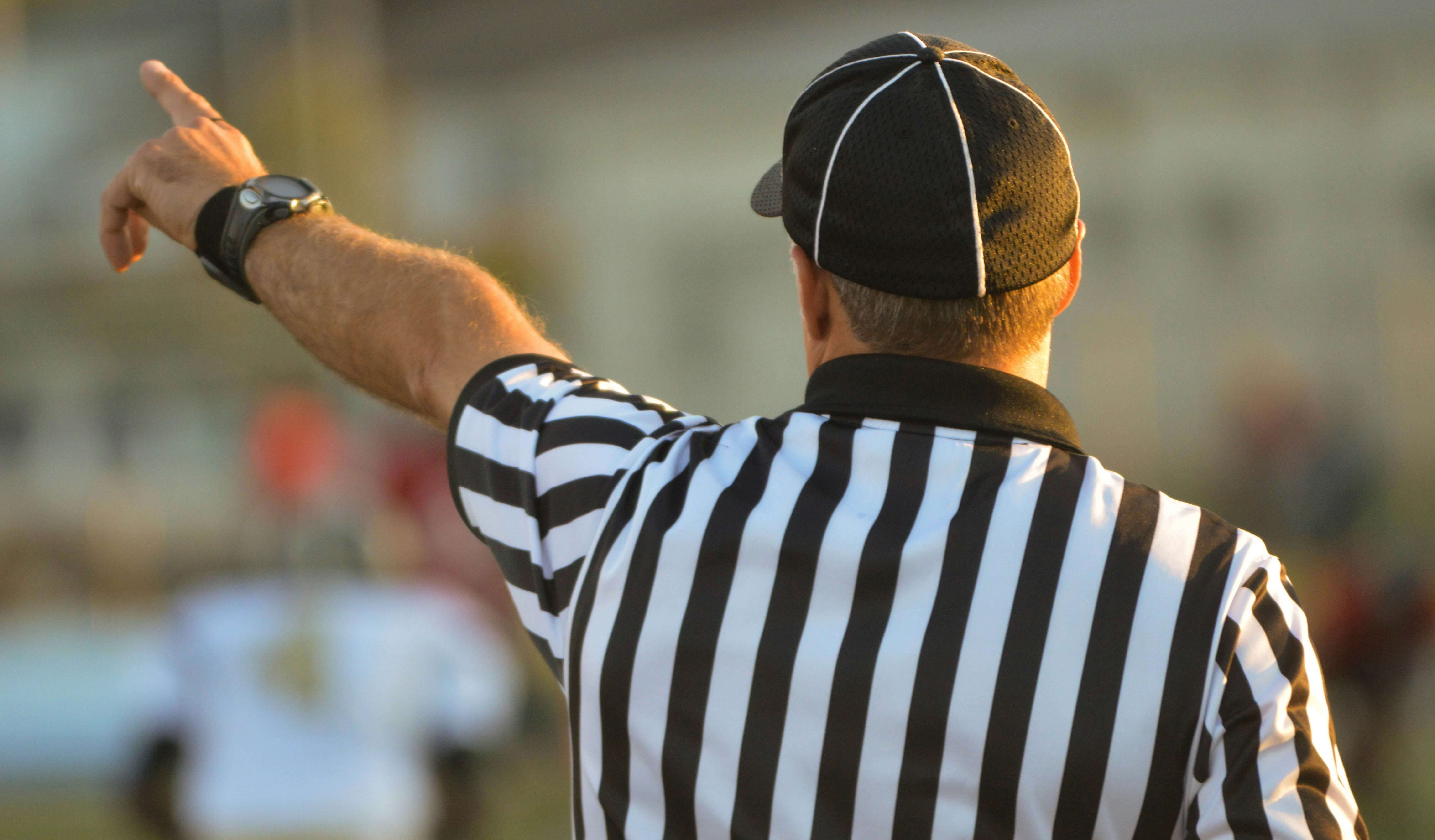 Ilustrasi Referee atau Wasit, Salah Satu Istilah Umum dalam Sepak Bola | Sumber: Unsplash.com @Nathan Sively