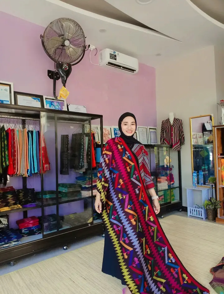 Potret Yuyun mengenakan busana kain tenun khas Bima | Facebook Yuyun Kaen Tenun Bima