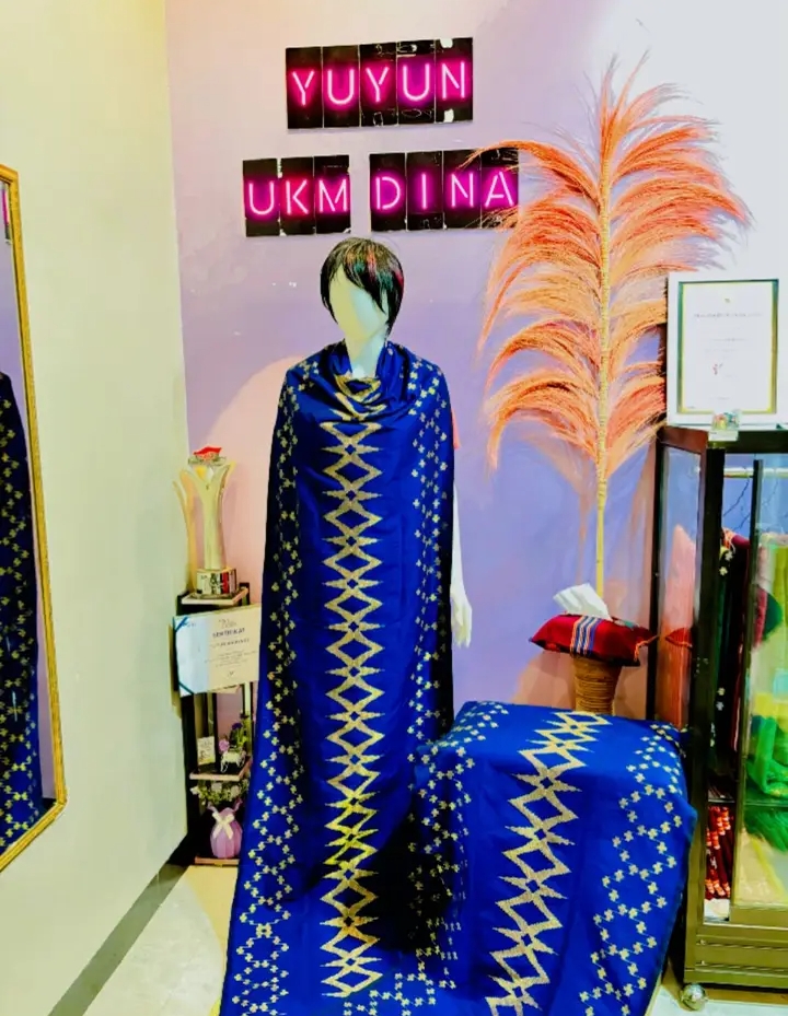 Potret busana kain tenun khas Bima | Facebook Yuyun Kaen Tenun Bima