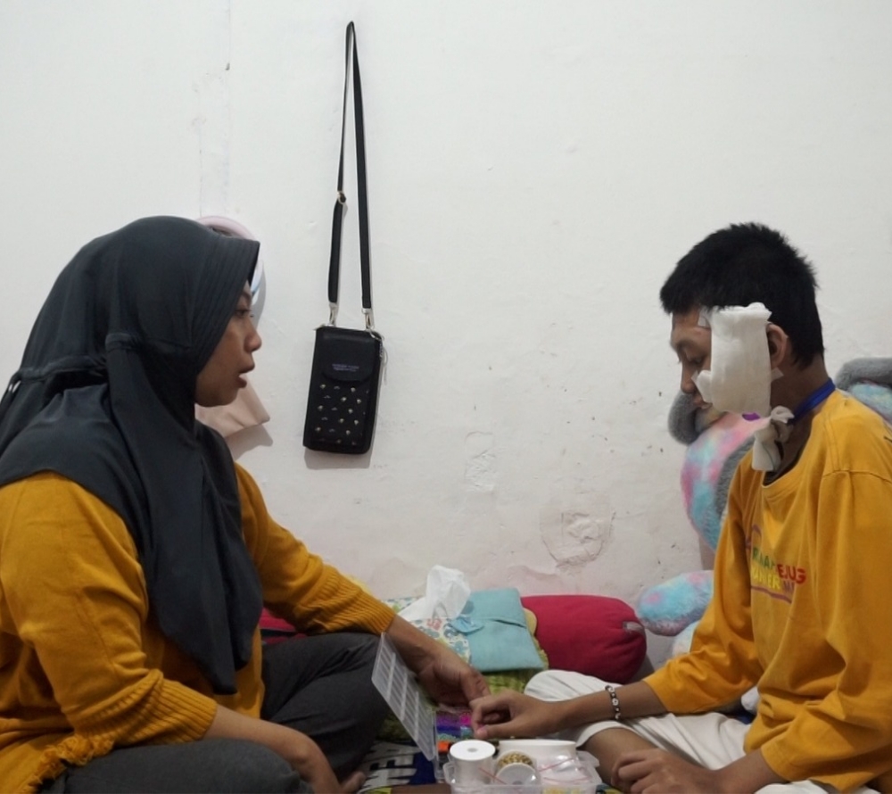 Salah Satu Pejuang Kanker didampingi Orang Tua