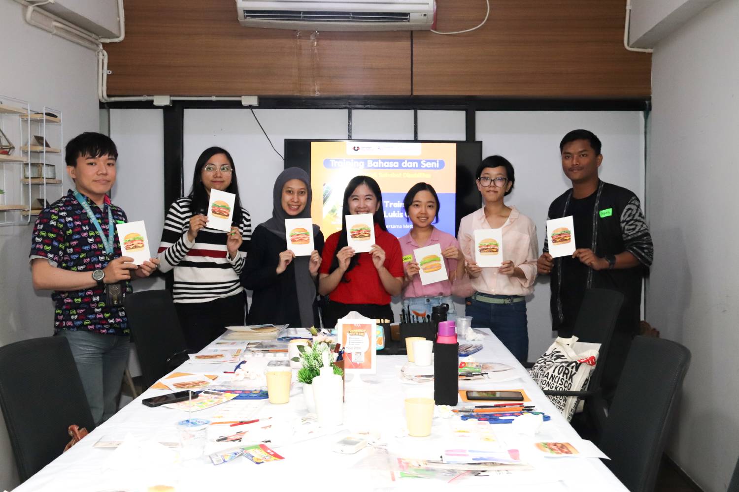 Metta Ratana (tengah) bersama peserta Pelatihan Watercolor Tuli | Foto: Dokumentasi YSPM