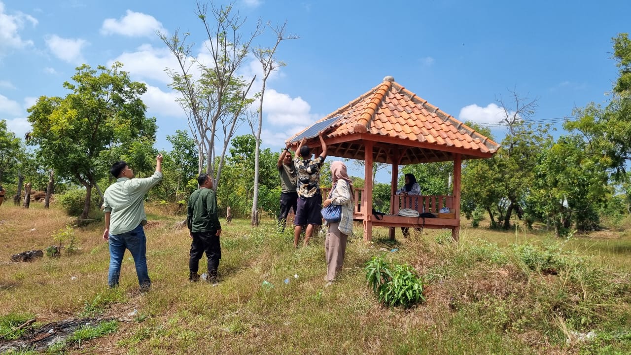 Pemasangan Panel Surya di salah satu titik di Pantai Galung.