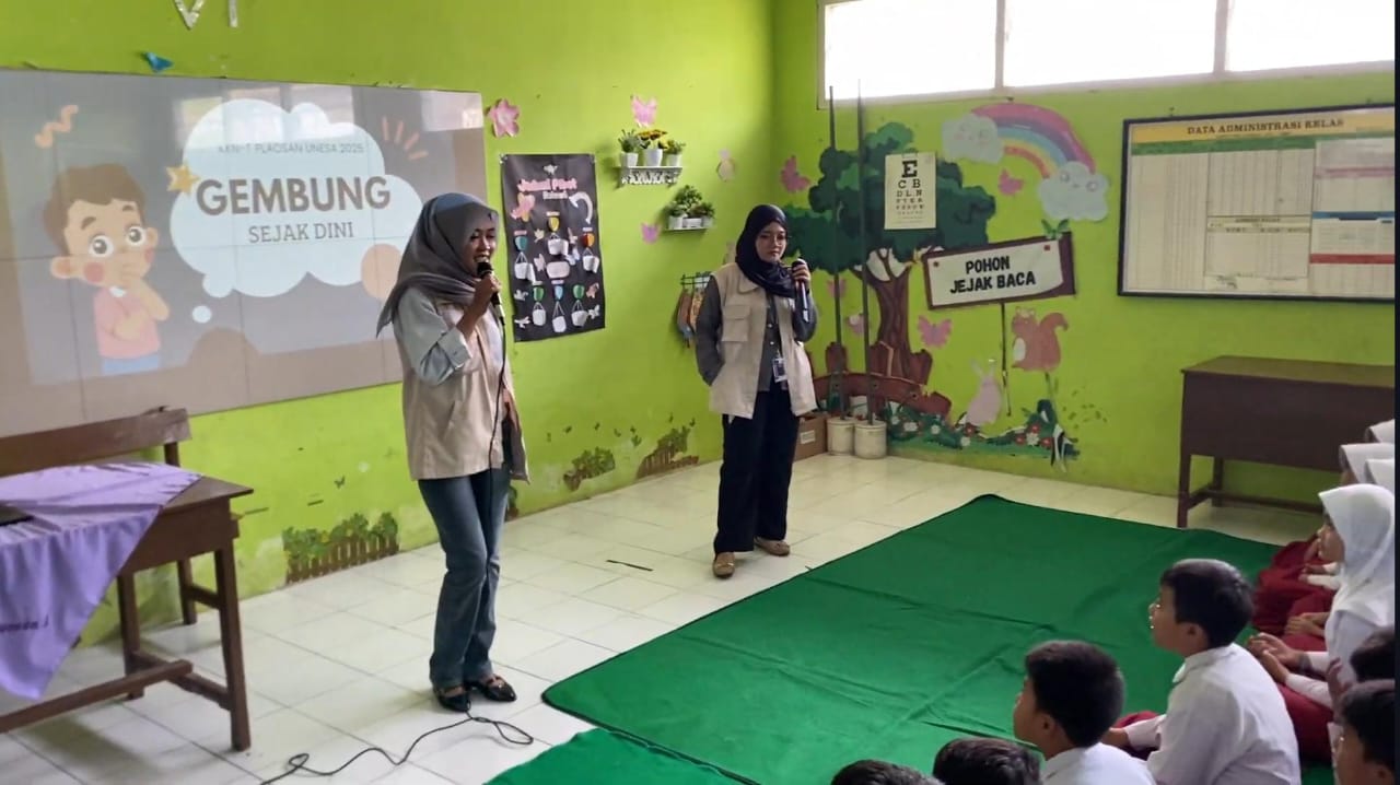 Mahasiswa KKNT UNESA memberikan materi tentang pentingnya kebiasaan menabung sejak dini kepada siswa SDN Plaosan 3 Magetan dalam kegiatan Program GEMBUNG (Gemar Menabung Sejak Dini). Foto: Dokumentasi Pribadi