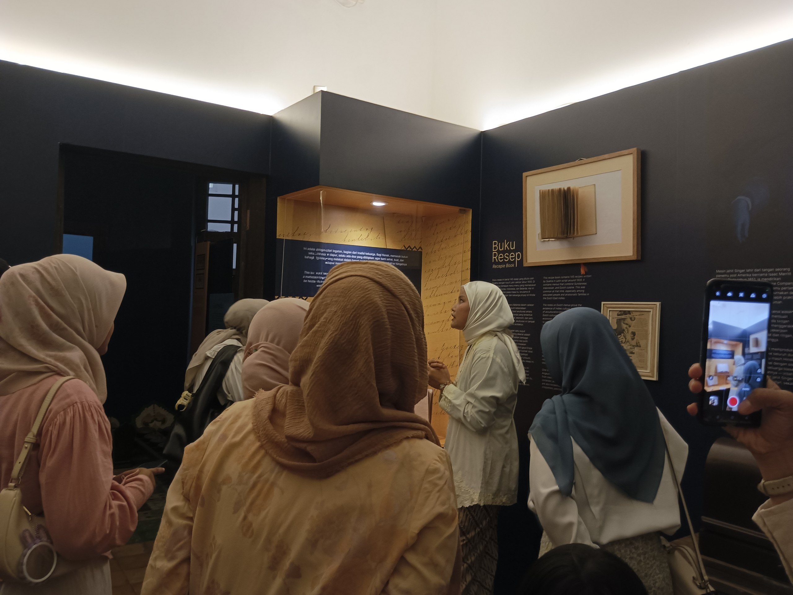 Pengunjung menelusuri ragam koleksi di Umah Budaya Kaujon.