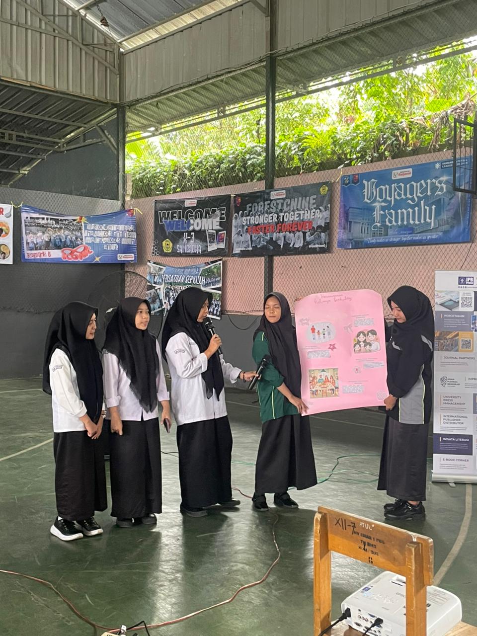 Salah satu kelompok mempresentasikan proyek akhir