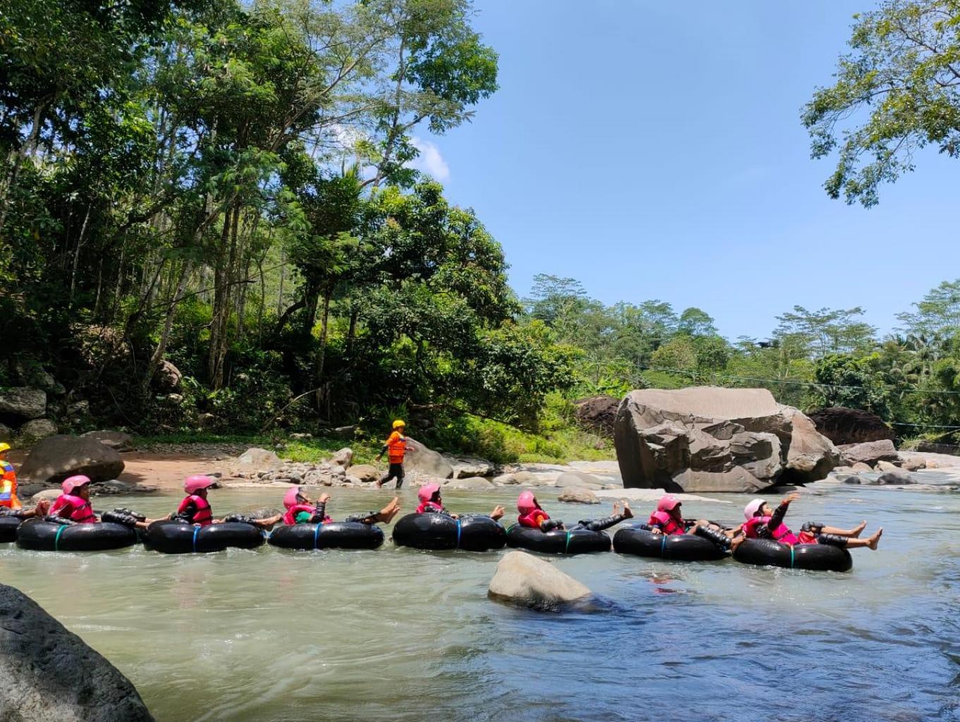River tubing di Desa Pandean | Foto: (Jadesta Kemenparekraf RI).