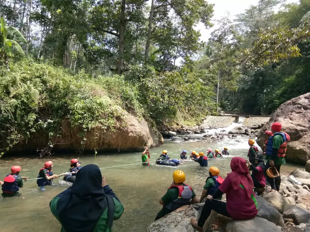Salah satu atraksi wisata di Duren Sari, river tubing | Foto: (Instagram | @desawisatadurensari.id).