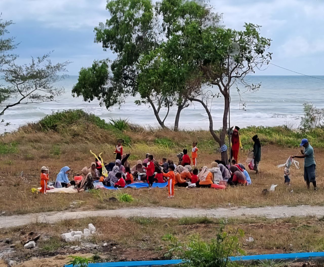 Salah satu Acara Sekolah TK yang Memilih Pantai Galung sebagai Tempat Berwisata.