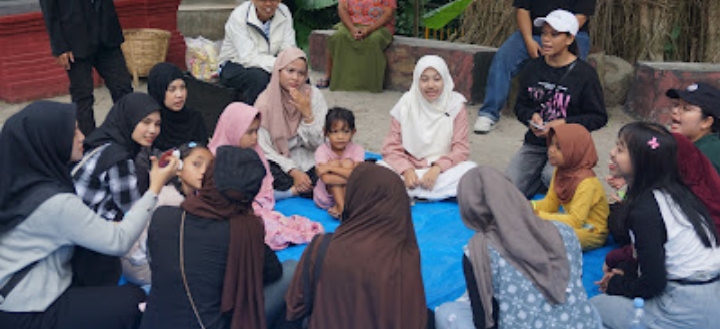 Kegiatan berlangsung di atas tikar | Dokumentasi pribadi