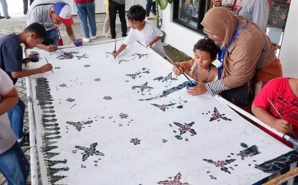 Potret peserta mengikuti kegiatan membatik di Batik Panji Grogol | Instagram Bus Wisata Gratis Kediri 