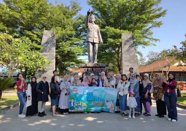 Potret peserta di depan patung Prof. Dr. Moestopo| Instagram Bus Wisata Gratis Kediri 