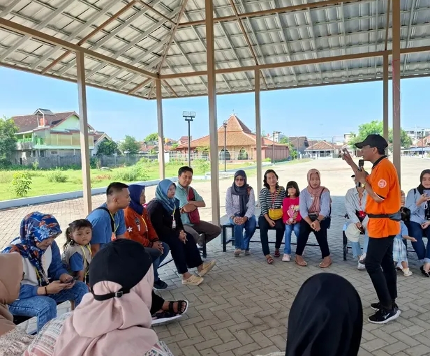 Potret peserta menyimak edukasi Kampung Inggris Pare oleh pemandu wisata | Instagram Bus Wisata Gratis 