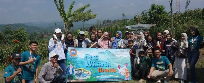 Keseruan peserta menjejaki destinasi wisata yang ada di Kediri | Instagram Bus Wisata Gratis Kediri 