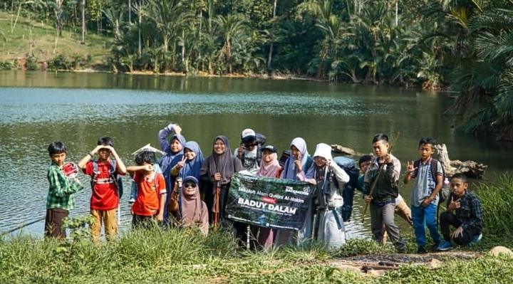 Potret Hiraru bersama rombongan Sekolah Alam Al-Hakim, Lembang