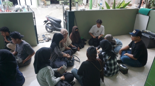 Kegiatan brainstorming ide mengajar. Para relawan dibagi menjadi beberapa kelompok | Dokumentasi pribadi