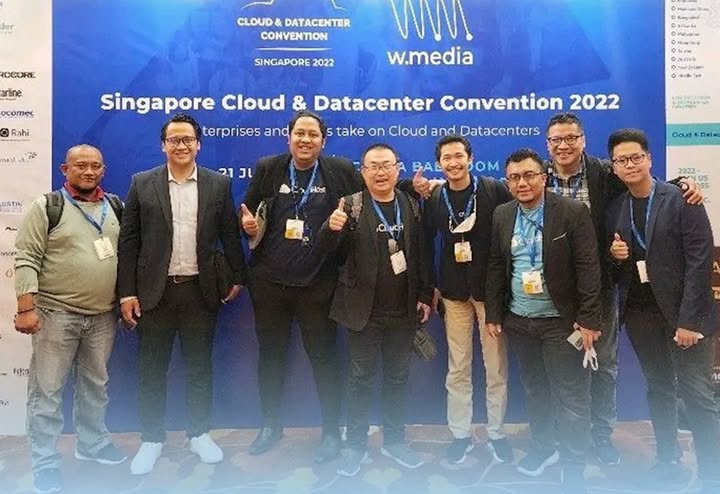 Potret Irfan Yuta Pratama bersama penggiat IT Awanio menghadiri acara Singapore Cloud and Datacenter Convention 2022 | Instagram Awanio