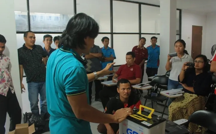 Potret Emilius Sudirjo sedang menjadi narasumber dalam acara pelatihan dan pengenalan sistem PLTS SHS | Facebook Gemabeta