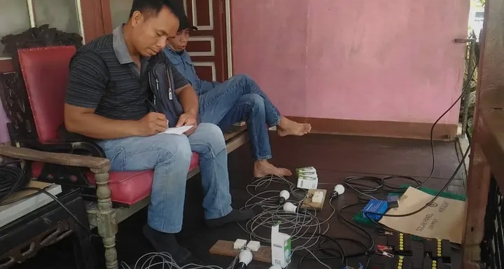 Potret pemasangan PLTS di Kota Intan Ngebang Kabupaten Landak, Kalimantan Barat | Facebook Gemabeta