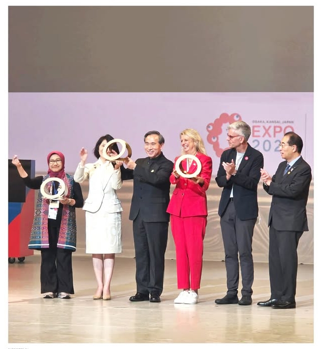 Penerimaan penghargaan Silver Award World Expo 2025 yang diwakili oleh Vivi Yulaswati, Deputi Bidang Ekonomi dan Transformasi Digital Kementerian PPN/Bappenas Sekaligus Konsul Jenderal Paviliun Indonesia | Instagram Indonesia Pavillion World Expo 2025