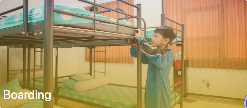Anak sedang Merapikan Tempat Tidur