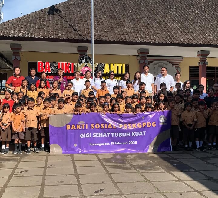 Potret para relawan GBS bersama murid SDN Karangasem dalam rangka kegiatan bakti sosial PSSKGPDG | Instagram Gigi Bali Sehat