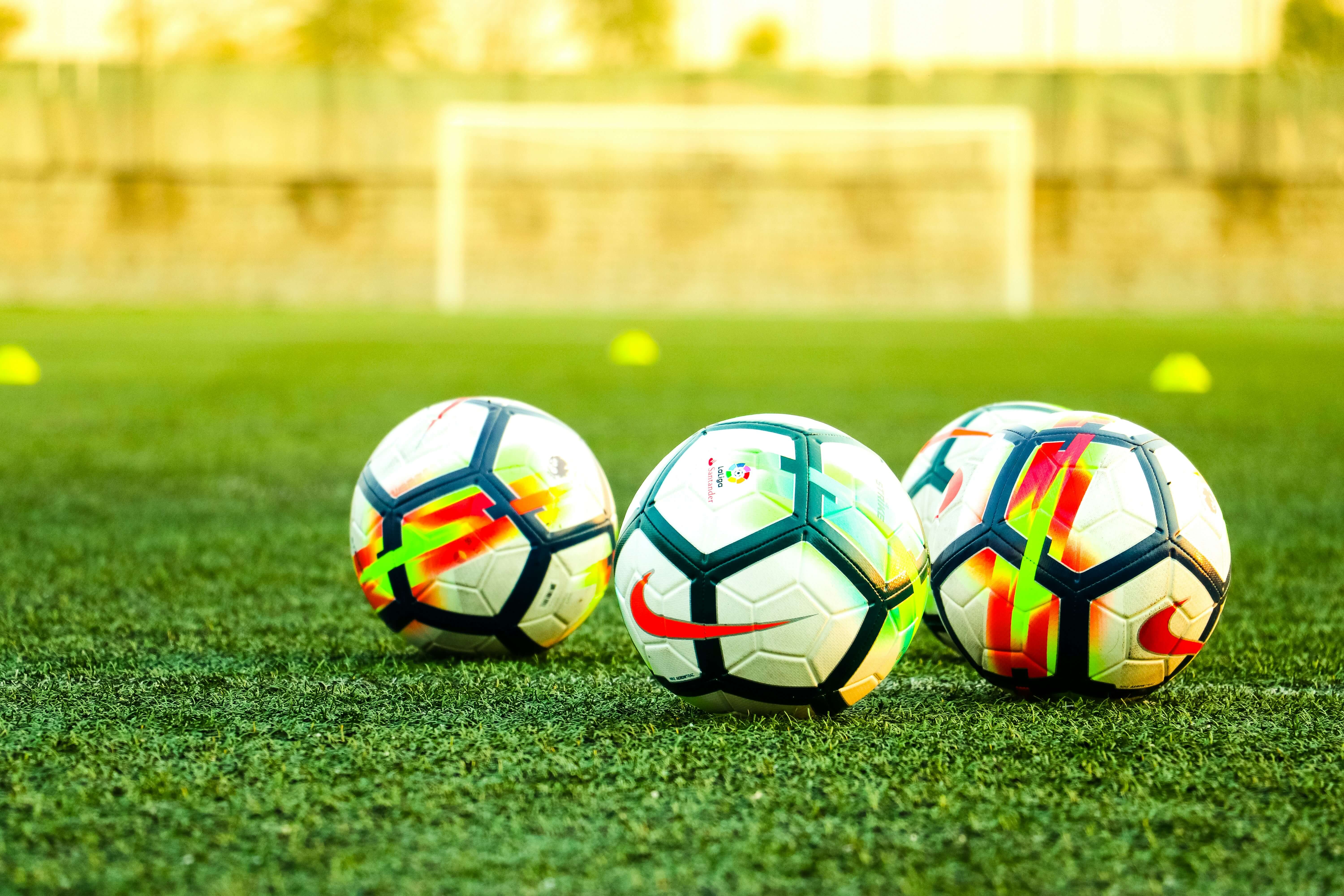 Ilustrasi Bola dan Lapangan dalam Permainan Sepak Bola | Sumber: Unsplash.com @Vikram tkv