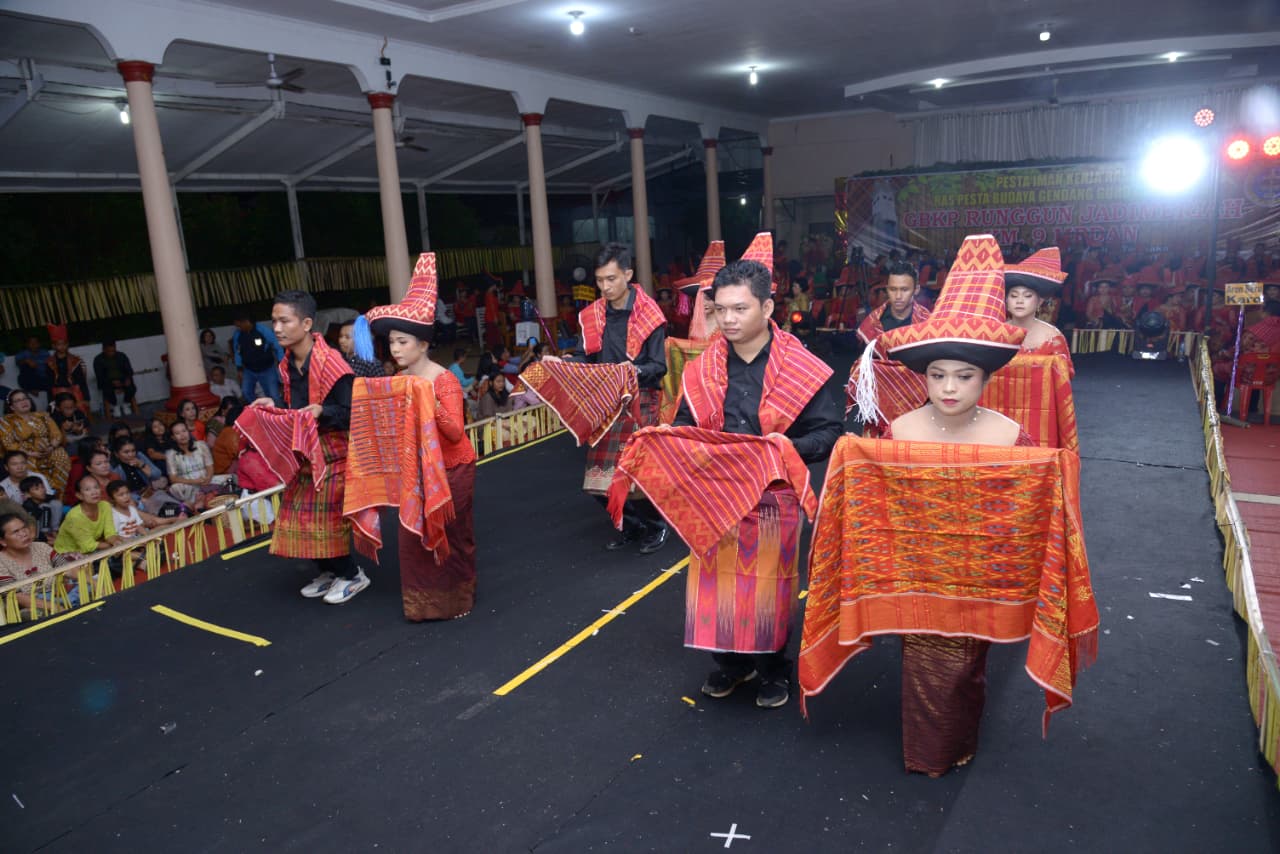 ilustrasi pelaksanaan Kerja Tahun oleh pemuda-pemudi (foto pribadi/Johanes Bastanta)