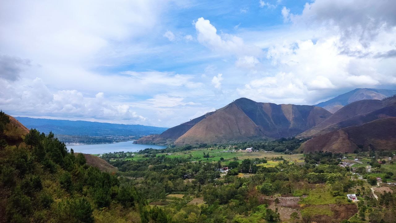 Pesona Alam Desa Hariara Pohan dari Bukit Holbung