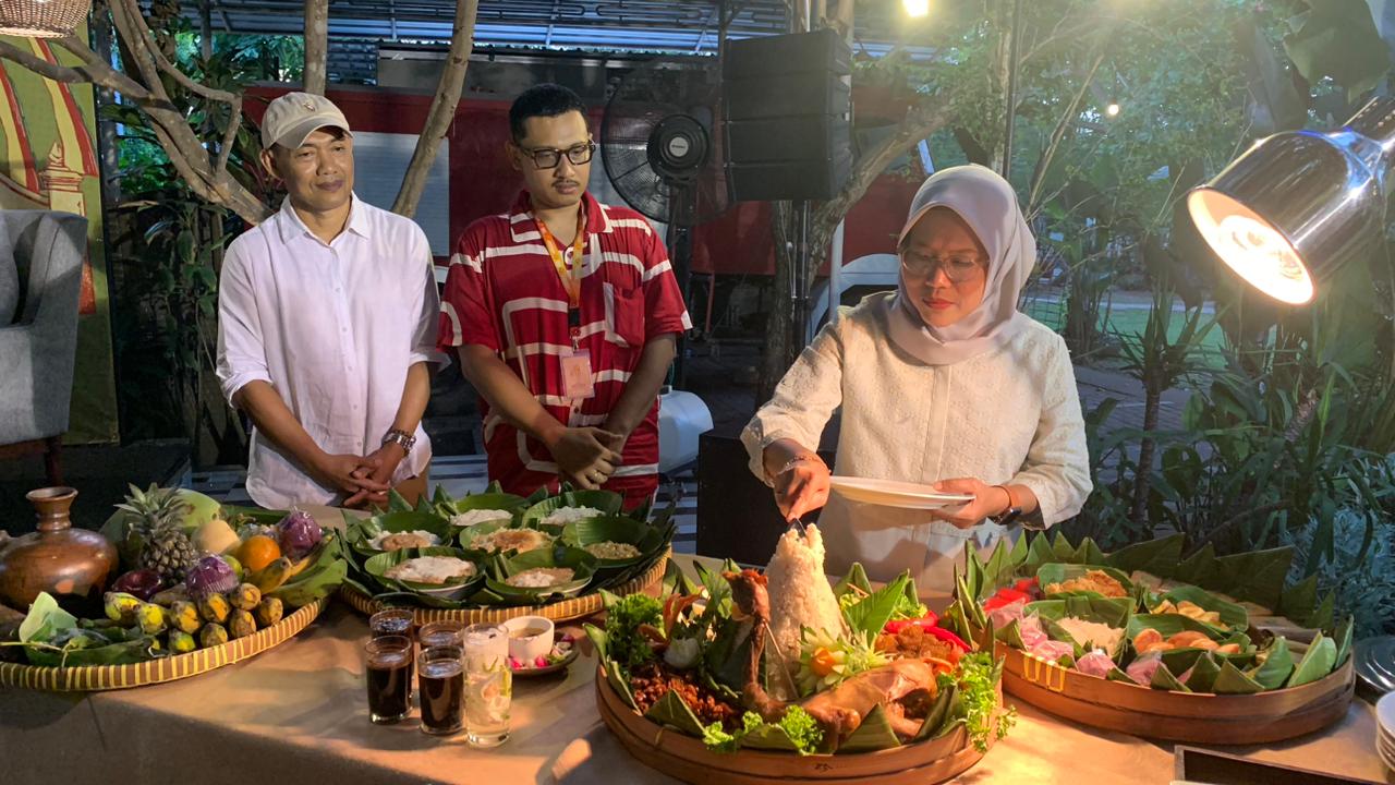 Prosesi pemotongan tumpeng pada Jumpa Pers FKY 2025, Sabtu (04/10) | Foto: GNFI/Ali Irawan