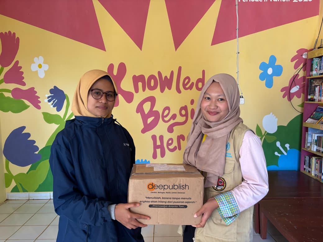 Penyerahan donasi buku kepada pengurus perpustakaan
