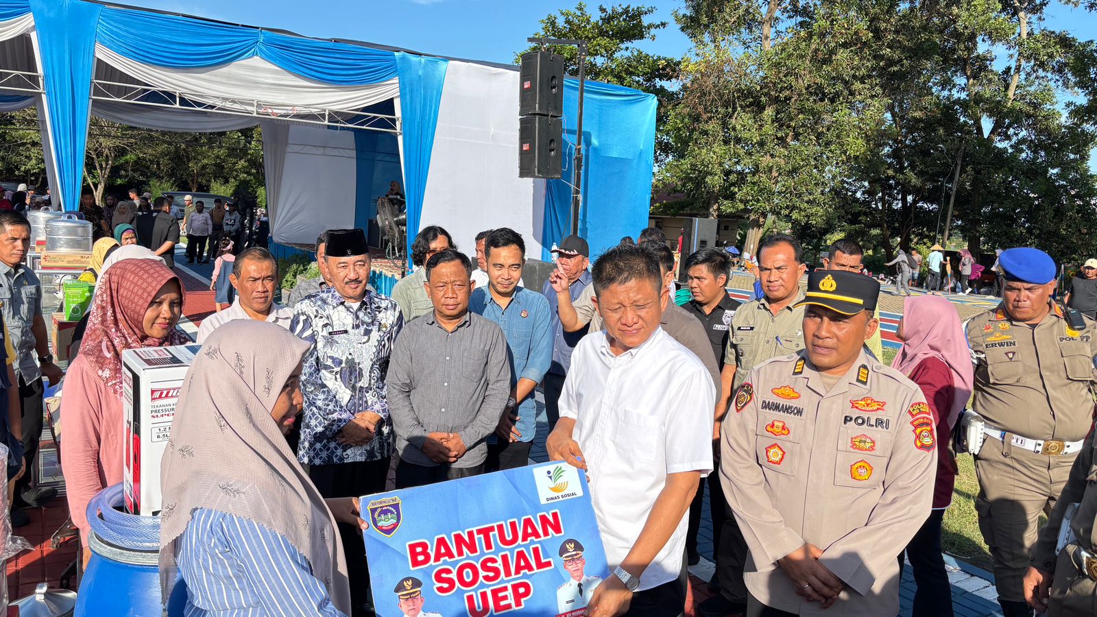 Bupati OKU Timur memberikan Bantuan UEP