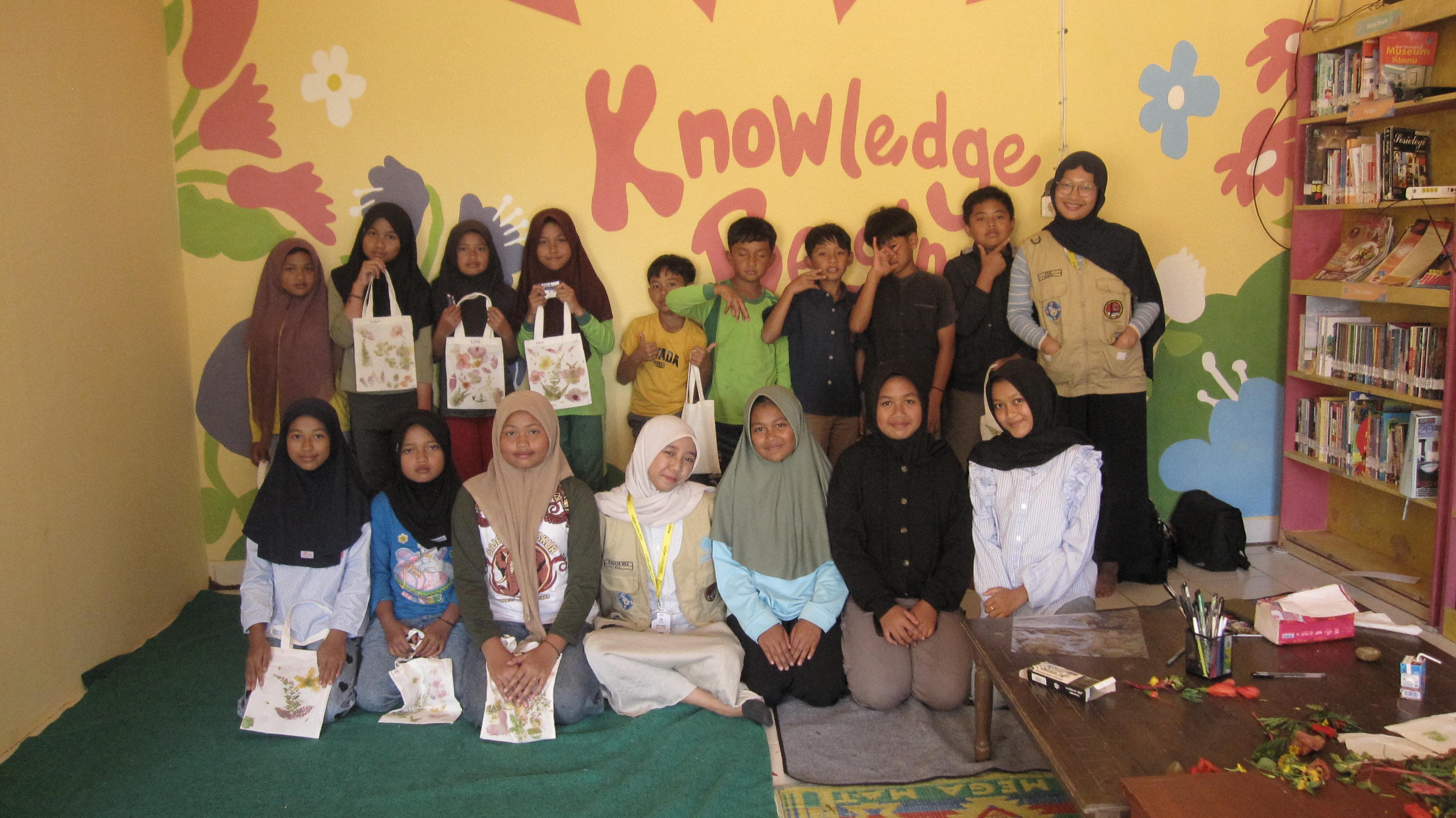 kegiatan ecoprint di perpustakaan desa