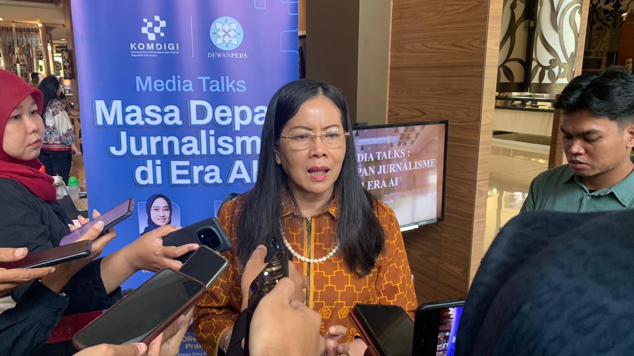Ketua Komisi di Dewan Pers Rosarita Niken Widiastuti pada sesi wawancara bersama awak media di Yogyakarta, Senin (06/10) | Foto: GNFI/Pierre Rainer