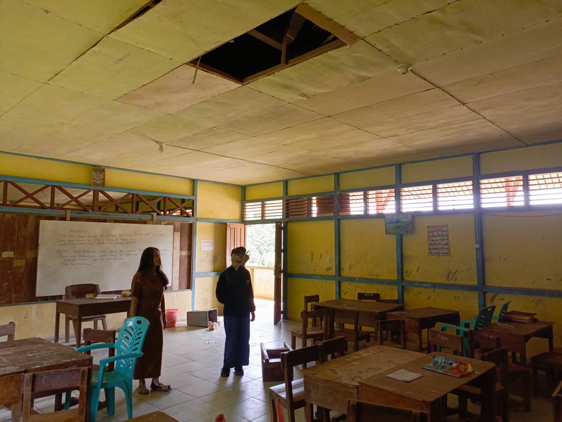Tim Ekspedisi Patriot bersama guru SDN 06 Rentong Ibu Risti meninjau ruang kelas yang atapnya bolong | Dokumentasi Pribadi