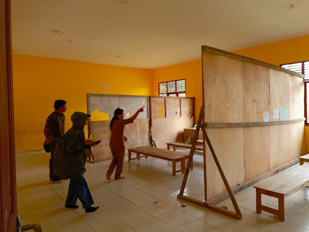 Tim Ekspedisi Patriot dipandu Endang (Kepala Sekolah SMPN 7 Ketungau Hulu) meninjau ruang kelas 7A, 7B, dan 7C yang bergabung dengan perpustakaan dan laboratorium komputer | Dokumentasi Pribadi