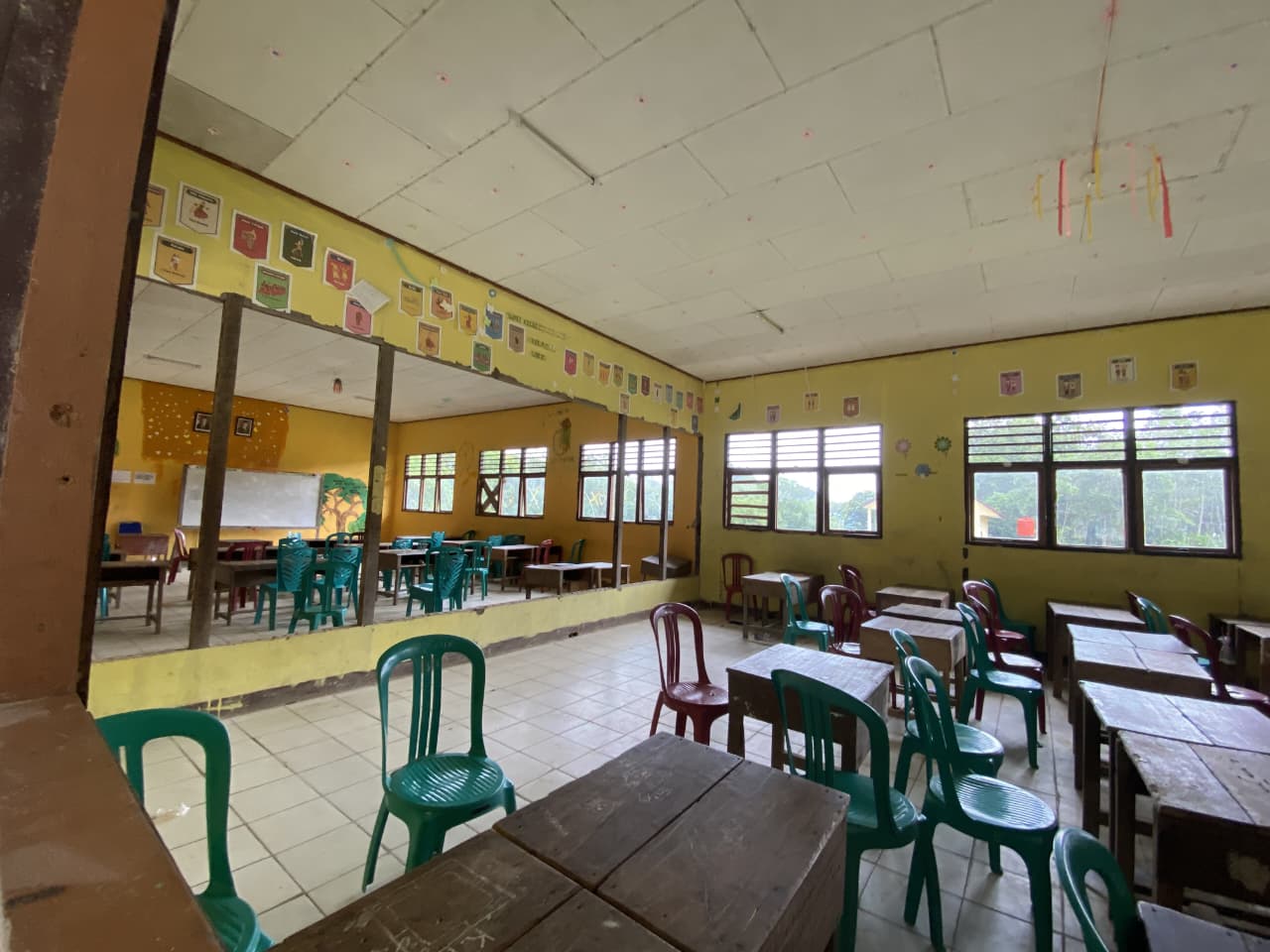 Kondisi 2 ruang kelas di SMPN 7 Ketungau Hulu terpaksa dijadikan satu dengan menjebol dinding pemisah agar dapat menampung kegiatan yang dihadiri oleh siswa dan orang tua | Dokumentasi Pribadi