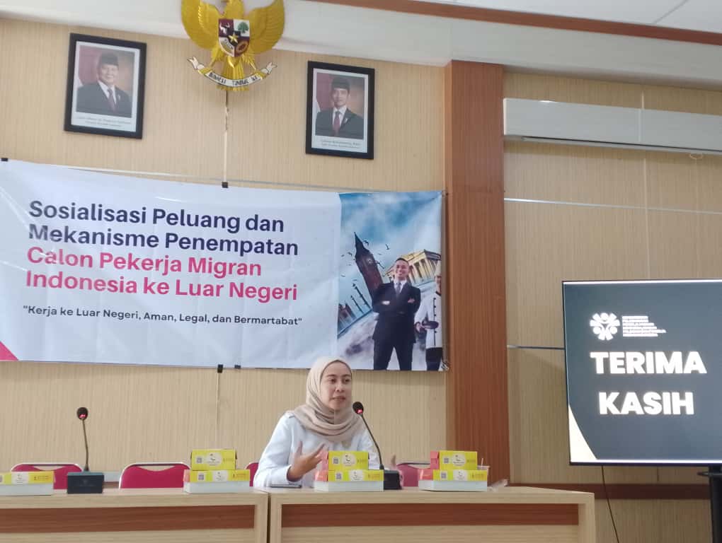 Instruktur BP3MI sedang mensosialisasi program kerja ke luar negeri ( dokumentasi: pribadi)