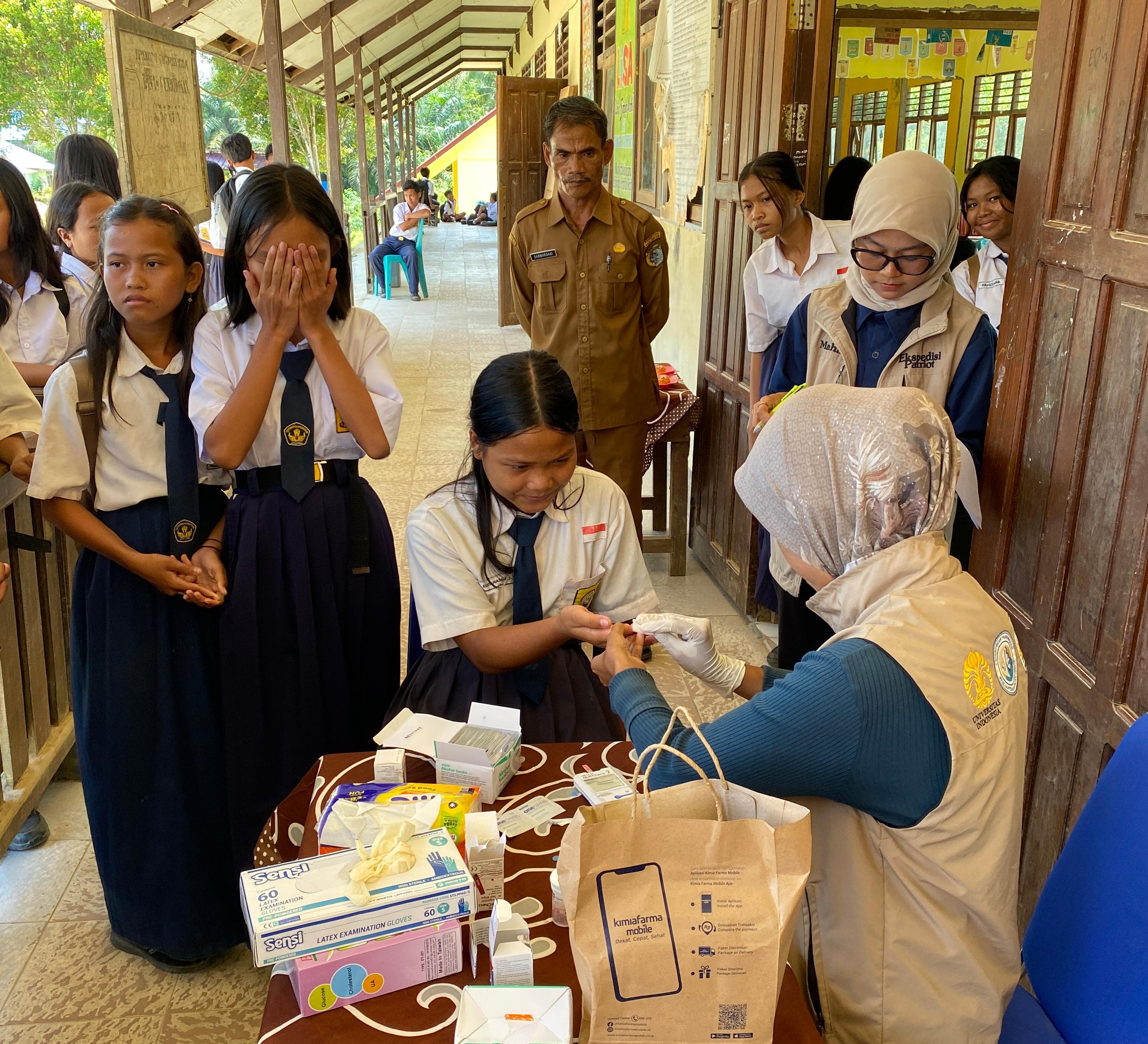 Apt. Tri Wahyuni M, Biomed, Ph.D melaksanakan skrining anemia untuk para siswi di SMPN 7 Ketungau Hulu, Sintang, Kalimantan Barat | Dokumentasi Pribadi