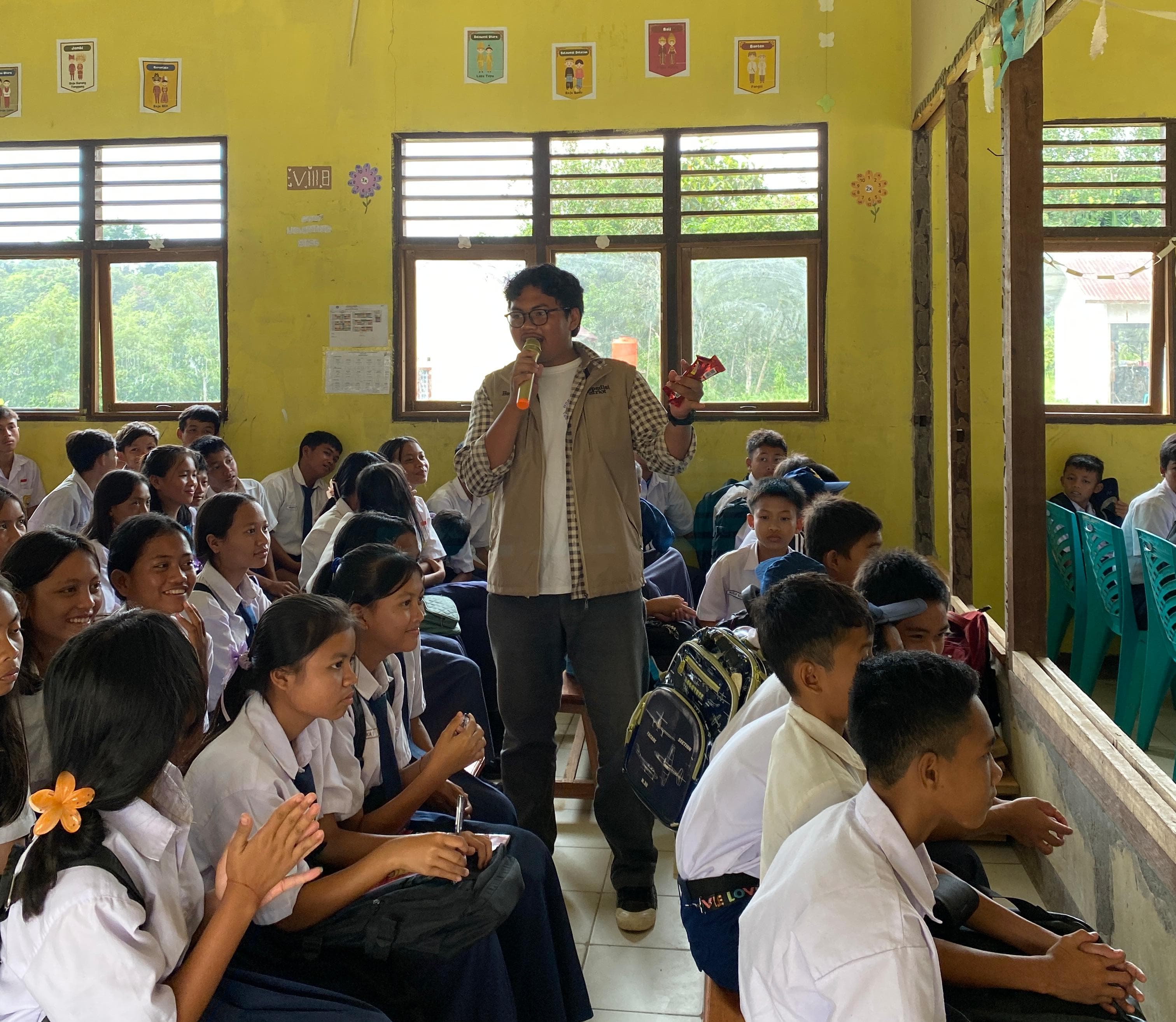 Mahasiswa Untan, Bayu Aji, memberikan edukasi terkait kesehatan reproduksi di SMPN 7 Ketungau Hulu | Dokumentasi Pribadi
