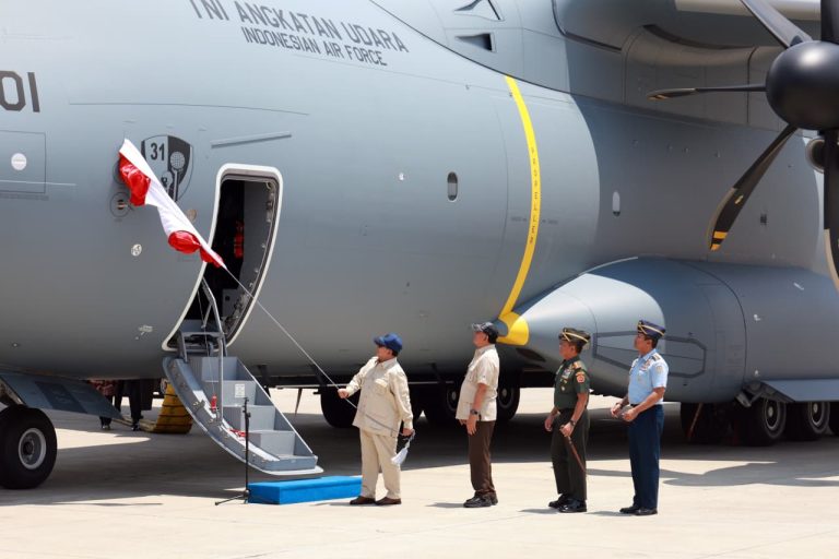 Presiden Prabowo saat menyambut kedatangan Airbus A400M di Halim Perdana Kusuma | BPMI Setpres