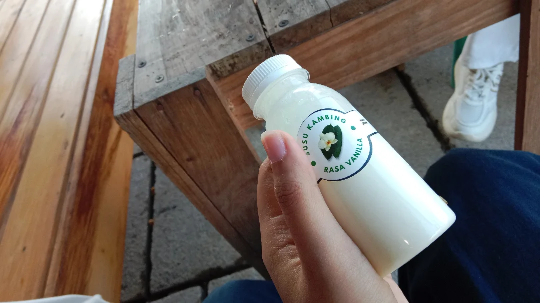 Satu Tangan Memegang Sebotol Susu