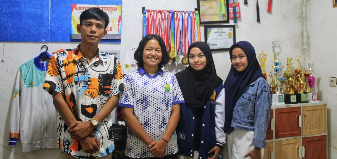 Ketua Karang Taruna Desa Ciburayut (Kiri) pada saat berfoto bersama Atlet PBSI Jawa Barat, Salsa Sawitri dan Tim Gema Desa Visual setelah sesi podcast dalam Gema Desa Talk | Sumber: Dok. Pribadi Belgi Alhuda